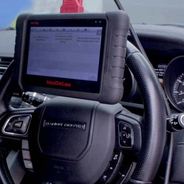 Alat scan Autel MaxiDAS terpasang di setir Range Rover